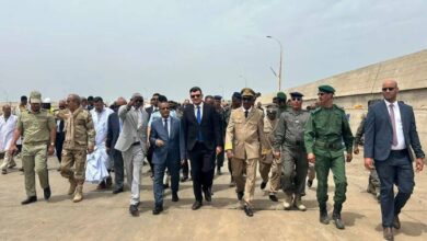صورة وزير جزائري يشيد بميناء تانيت ويؤكد أهمية التعاون في الصيد البحري