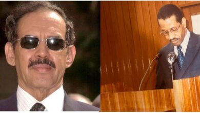 صورة لبرفسور الشيخ سعد بوه كمرا يعزي رئيس موريتانيا الأسبق معاوية ولد سيدي أحمد الطايع في وفاة حرمه